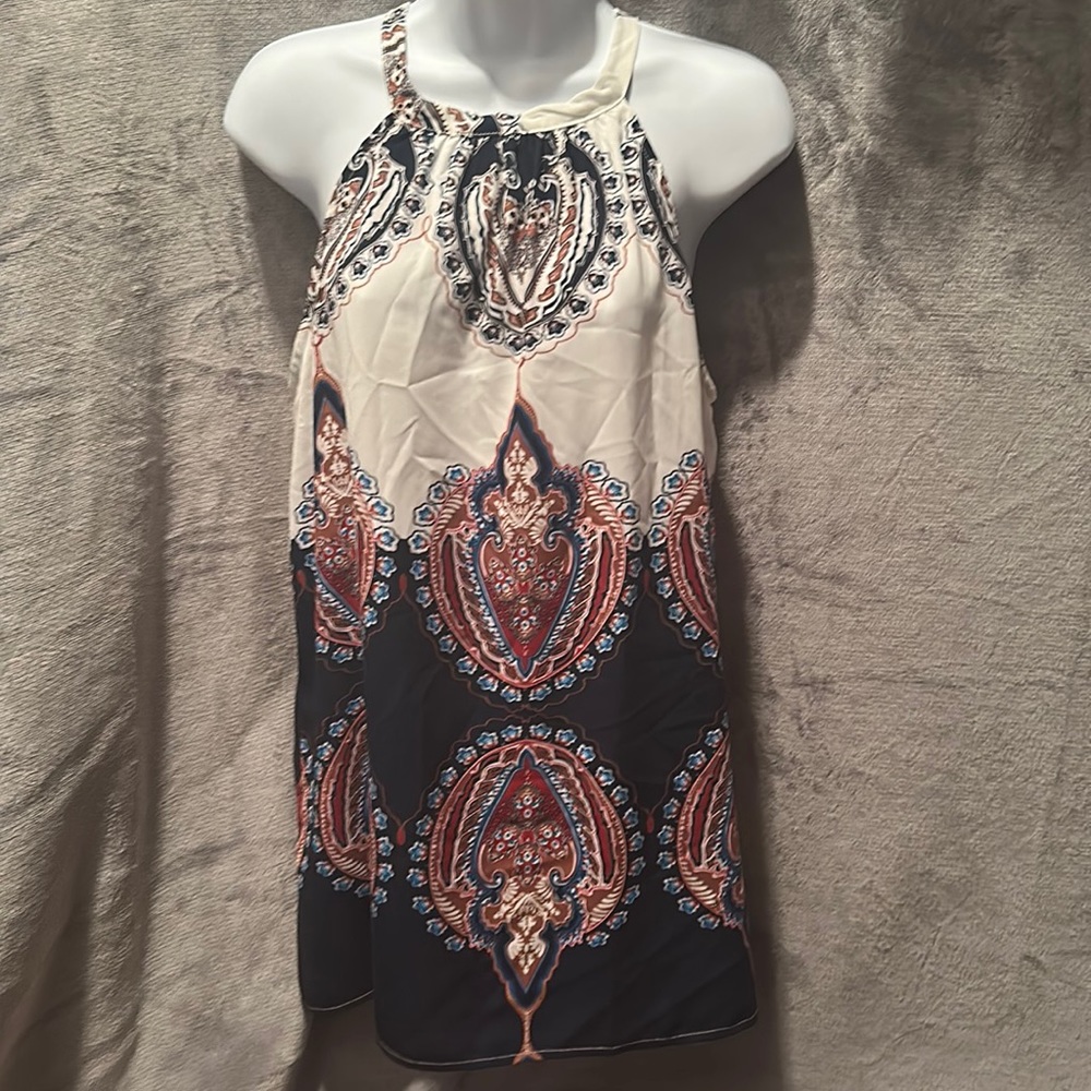 Cute sleeveless shirt with tie around the neck.
